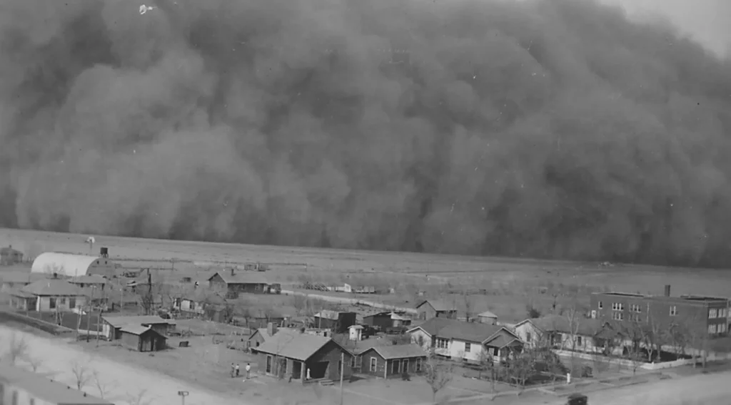 Snímka zachytáva prachovú búrku nad domami v Kansase počas Dust Bowl