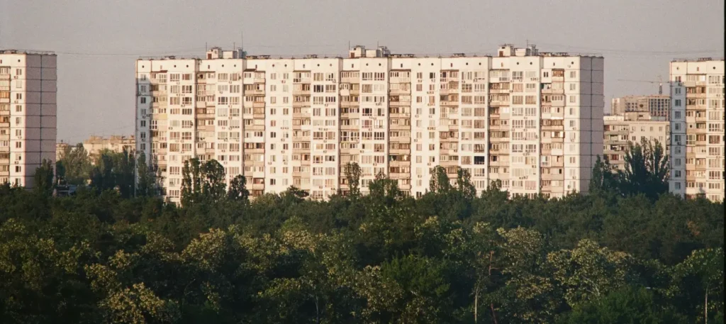 Panelové bytové domy na sídlisku počas letného dňa